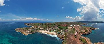 Lucht panorama van Dream Beach on Nusa Ceningan Bali Indonesië van Eye on You