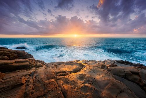 De rotsen van Romito tijdens een storm bij zonsondergang. Toscane