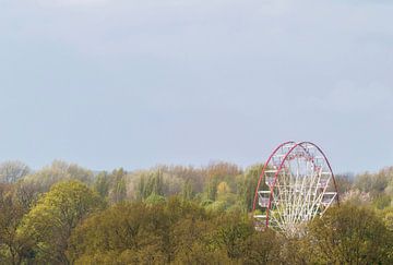 Ferris wheel in forest von Marcel Kerdijk