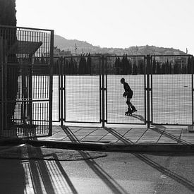 Silhouet van rolschaatser in actie, in Athene van Jochem Oomen
