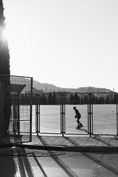 Silhouette einer Rollschuhläuferin in Aktion, in Athen von Jochem Oomen