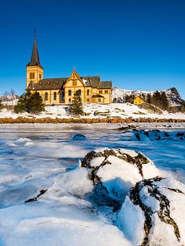 Vagan kerk, Lofotkatedralen op de Lofoten eilanden in Noorwegen bij een bevroren rivier in de winter van Robert Ruidl