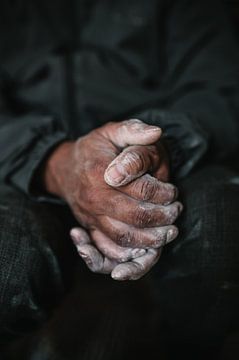 Les mains d'un céramiste sur Ayla Maagdenberg