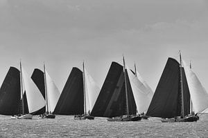 Klassieke Skutsje zeilschepen in zwart en wit van Sjoerd van der Wal Fotografie