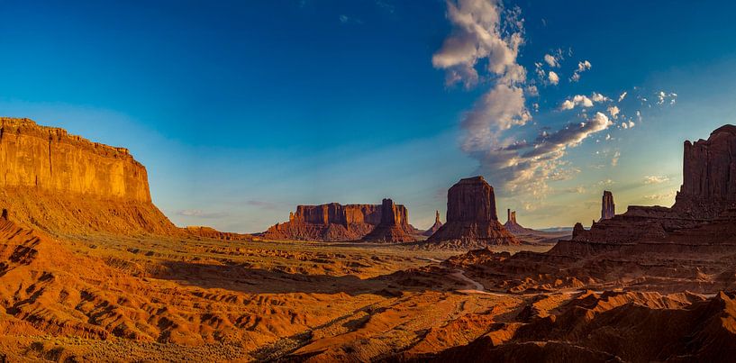 Monument Valley Tribal Park, panoramic photo by Gert Hilbink