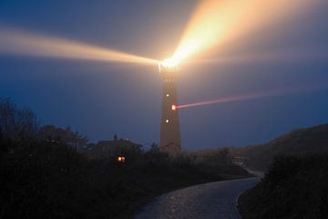 Vuurtoren van Schiermonnikoog in de duinen tijdens een mistige nacht