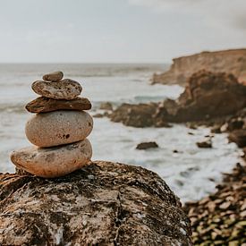 Gestapelte Steine am Strand in Portugal | Naturfotografie | Steine am Meer von FotoMariek