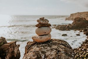 Gestapelde stenen aan het strand in Portugal | Natuurfotografie | stenen aan de oceaan van FotoMariek