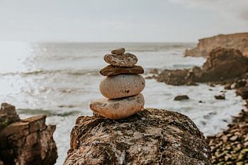 Pierres empilées sur la plage au Portugal | Photographie de la nature | Pierres au bord de l'océan