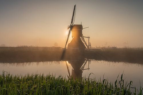 Mistige zonsopkomst bij de Munnikenmolen