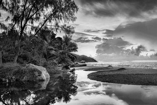 Op het strand van Praslin op de Seychellen. Zwart-wit beeld.