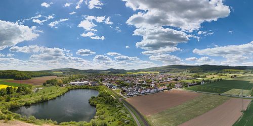 Weids landschap met dorp en meer - luchtfoto