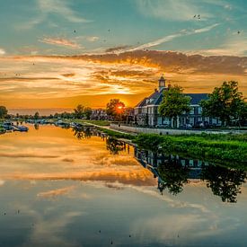 Ommen aan De Vecht tijdens zonsondergang van R Smallenbroek