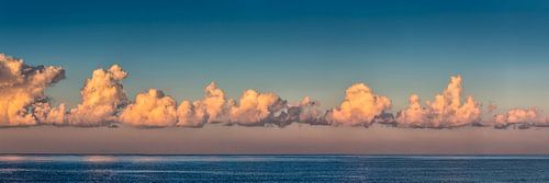 Nederland, Westkapelle, panoramabeeld van wolken over de Noordzee. van Frans Lemmens