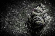 Een oud gebroken masker op een houten tafel van Steven Dijkshoorn thumbnail