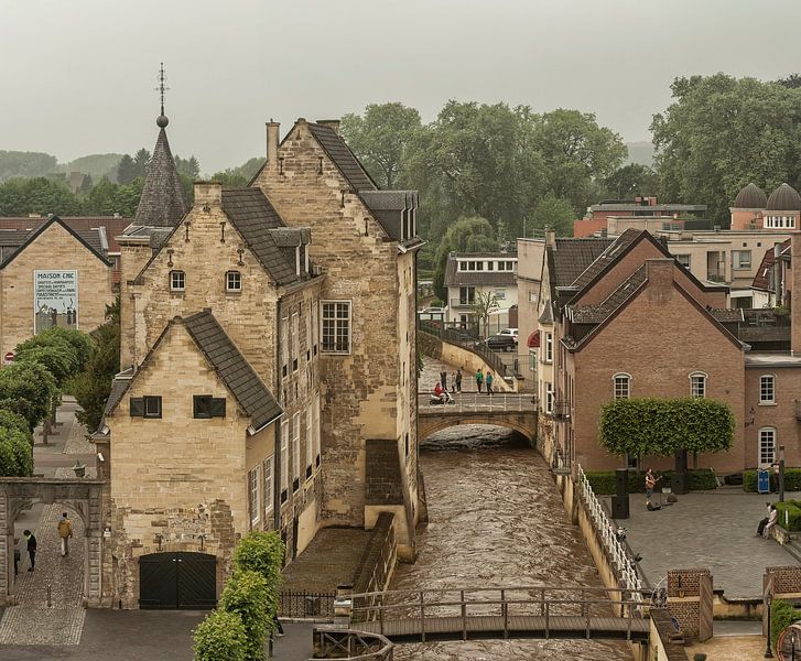 Uitzicht op kasteel Den Halder in Valkenburg van John Kreukniet