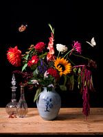 Nature morte florale exubérante avec carafes anciennes et papillons