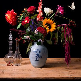 Uitbundig bloemstilleven met antieke karaffen en vlinders van Beeldpracht by Maaike