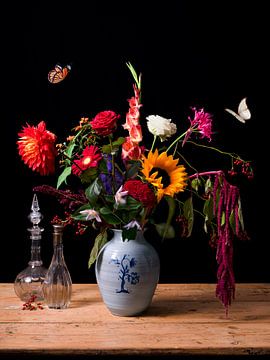 Uitbundig bloemstilleven met antieke karaffen en vlinders van Beeldpracht by Maaike