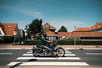 Un motard sur un passage à niveau en Frise