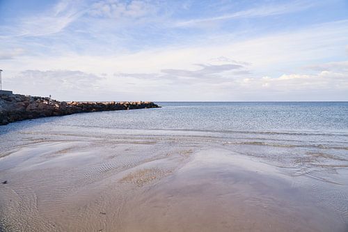 Kustlandschap in Denemarken met zandstrand en golven in de zee. Zeelandschap