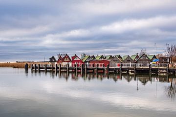 Boothuizen in de haven van Althagen bij Fischland-Darß van Rico Ködder