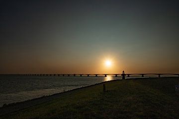 De Zeelandbrug met zonsopkomst. van Gert Hilbink