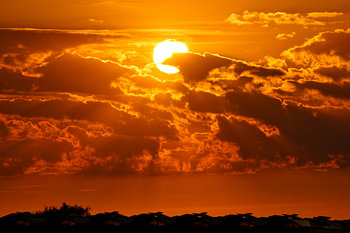 Un horizon doré au-dessus du paysage de verre