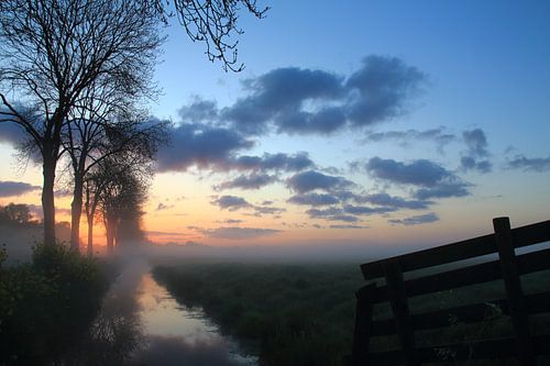 Het moment voor de zon opkomt in de polders