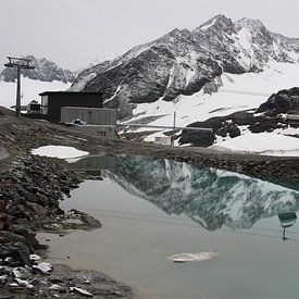 Surrealistisch beeld van verlaten wintersportgebied van Fenneke Visscher