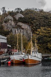 Der Hafen von Kristiansund mit seinen schönen Booten. Eine wunderschöne norwegische Stadt mit einem hübschen Hafen. von Koen Lipman