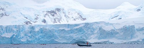 Zodiak cruising over de arctische zee