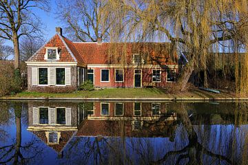 Huis langs de Leidse Rijn in Utrecht gezien vanaf de Leidseweg