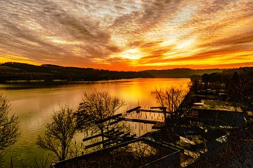 Landschap zonsondergang bij het Baldeney meer in Essen Duitsland van Dieter Walther