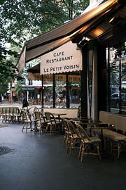L'ambiance des cafés parisiens chez Le Petit Voisin