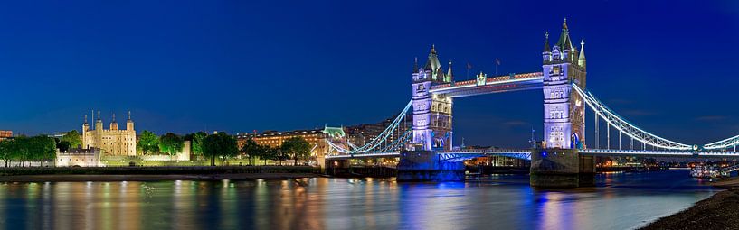Panorama Tower Bridge en Tower of London van Anton de Zeeuw