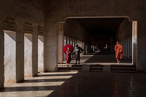 Foule dans le couloir d'un temple à Bagan