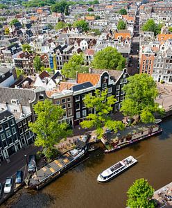 Panoramablick über das frühlingshafte Amsterdam an der Prinsengracht