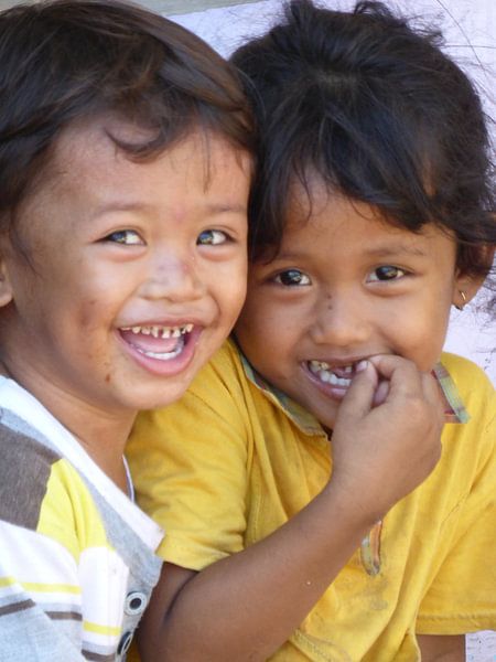 lachende kinderen op Lombok, Indonesië van Anita Tromp