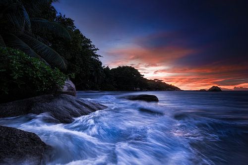 Zonsondergang op het strand van de Seychellen.