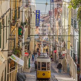 Gelbe Straßenbahn in Lissabon von Bianca Kramer