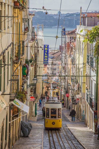 Gele tram in Lissabon van Bianca Kramer
