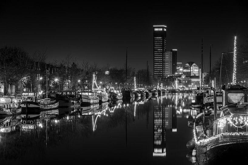 Leeuwarden bei Nacht - moderne Skyline und historische Boote von ThomasVaer | Tom Coehoorn