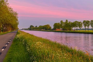Een zonsopkomst langs het Van Starkenborghkanaal van Henk Meijer Photography
