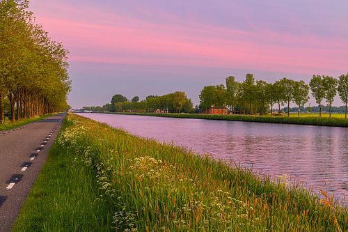 Een zonsopkomst langs het Van Starkenborghkanaal