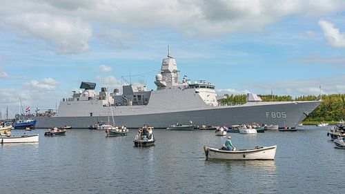 Zr.Ms. Evertsen luchtverdedigings- en commandofregat.