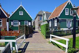 Überqueren einer kleinen weißen Brücke