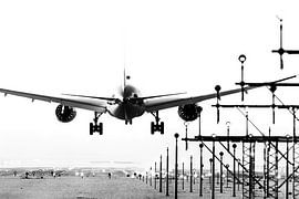 Flugzeuge und Landescheinwerfer außerhalb der Landebahn von Pieter van Marion