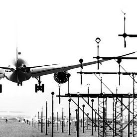 Flugzeuge und Landescheinwerfer außerhalb der Landebahn von Pieter van Marion