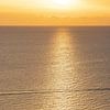 boot trekt streep op de zee tijdens zonsondergang op Cyprus van Eric van Nieuwland